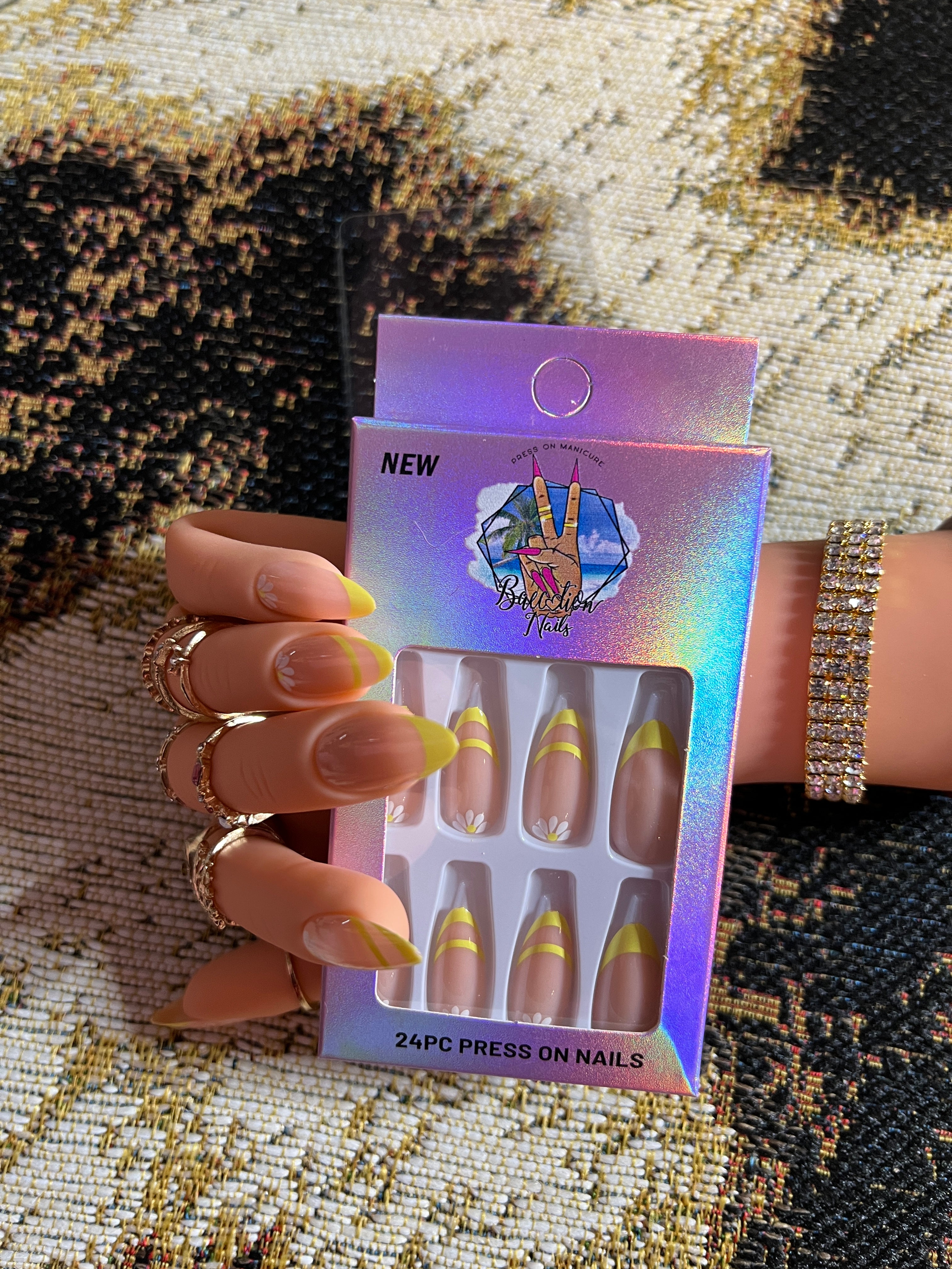 Daisy Lady | Medium french yellow Press on nails